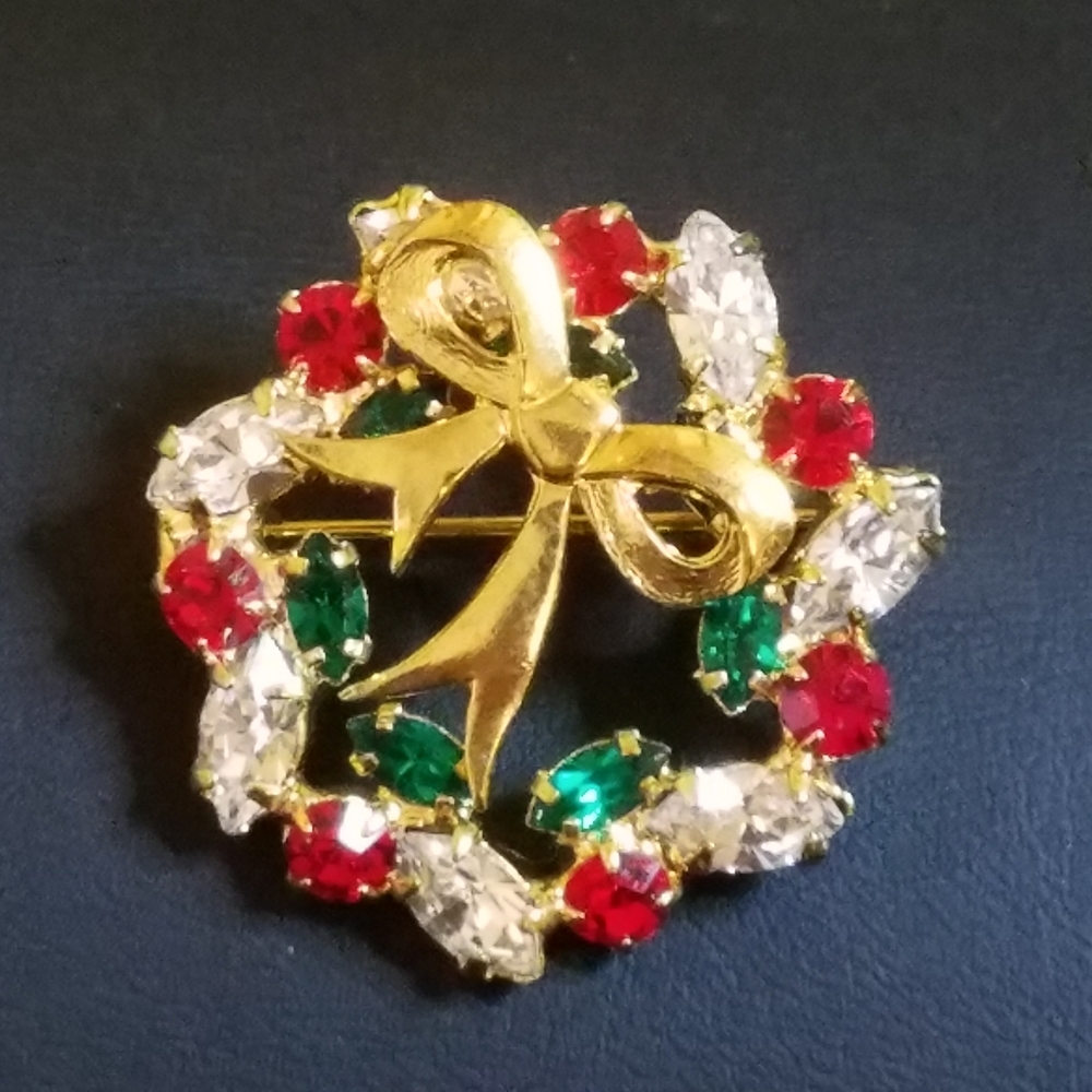VTG Christmas wreath rhinestone brooch